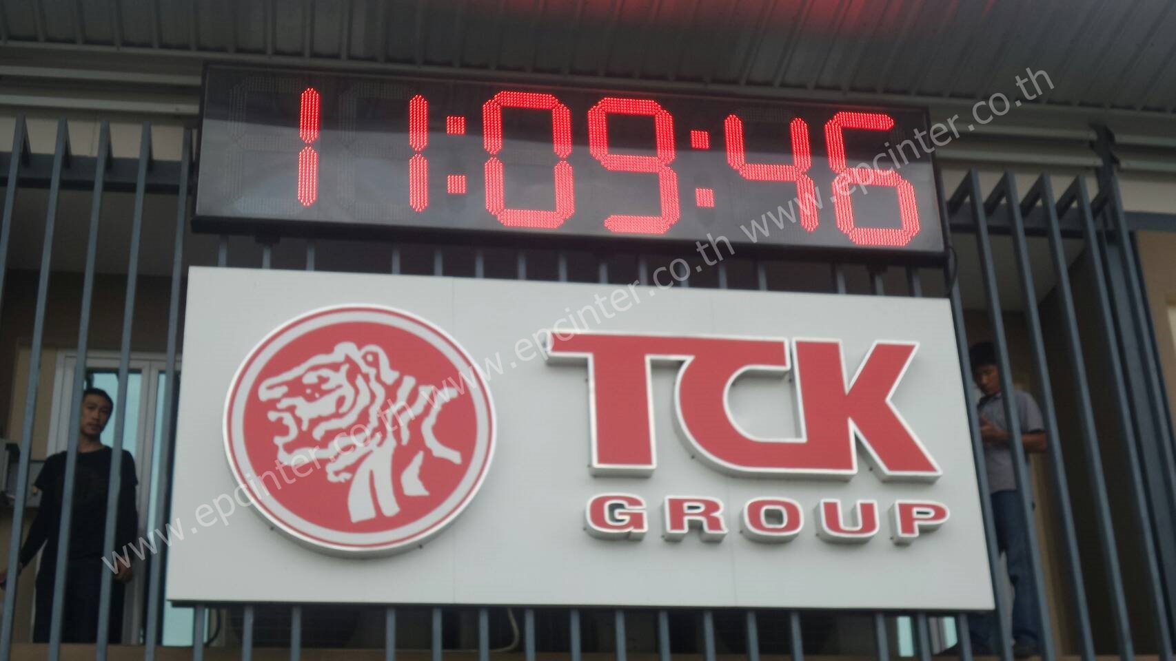 งานติดตั้งนาฬิกาดิจิตอลLED 30นิ้ว 6หลัก