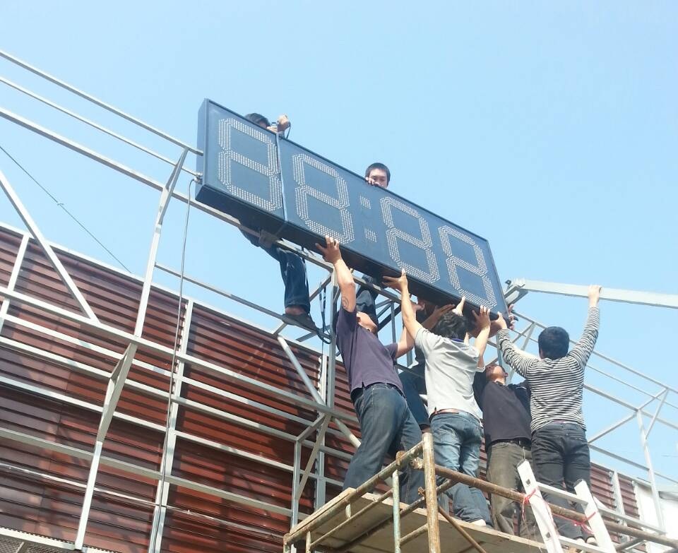งานติดตั้งนาฬิกาขนาดใหญ่ บนดาดฟ้า