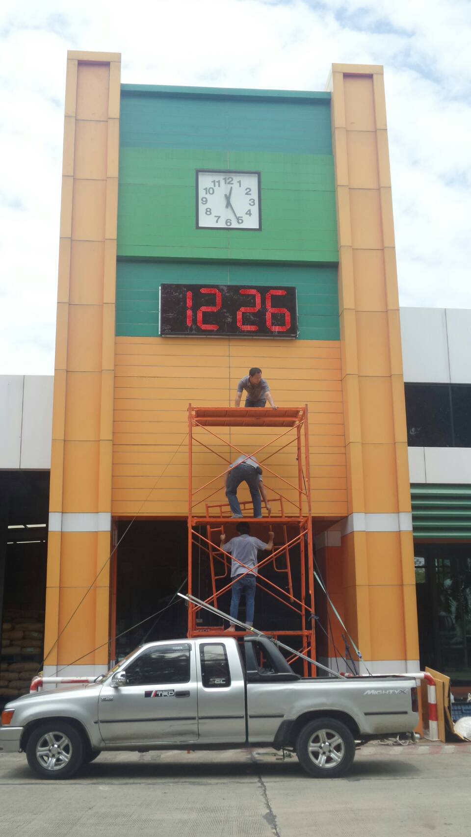 งานติดตั้งนาฬิกาดิจิตอล 30นิ้ว 4หลัก