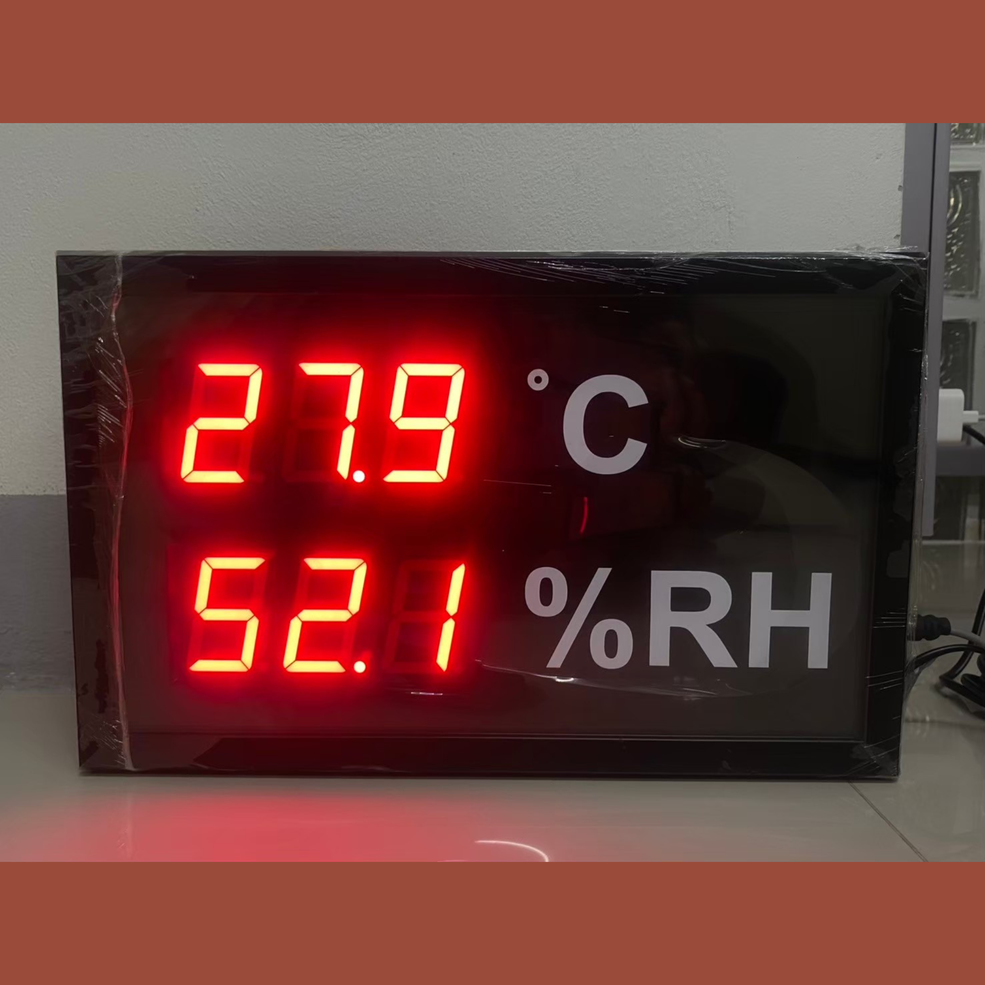 Temperature and humidity measuring board