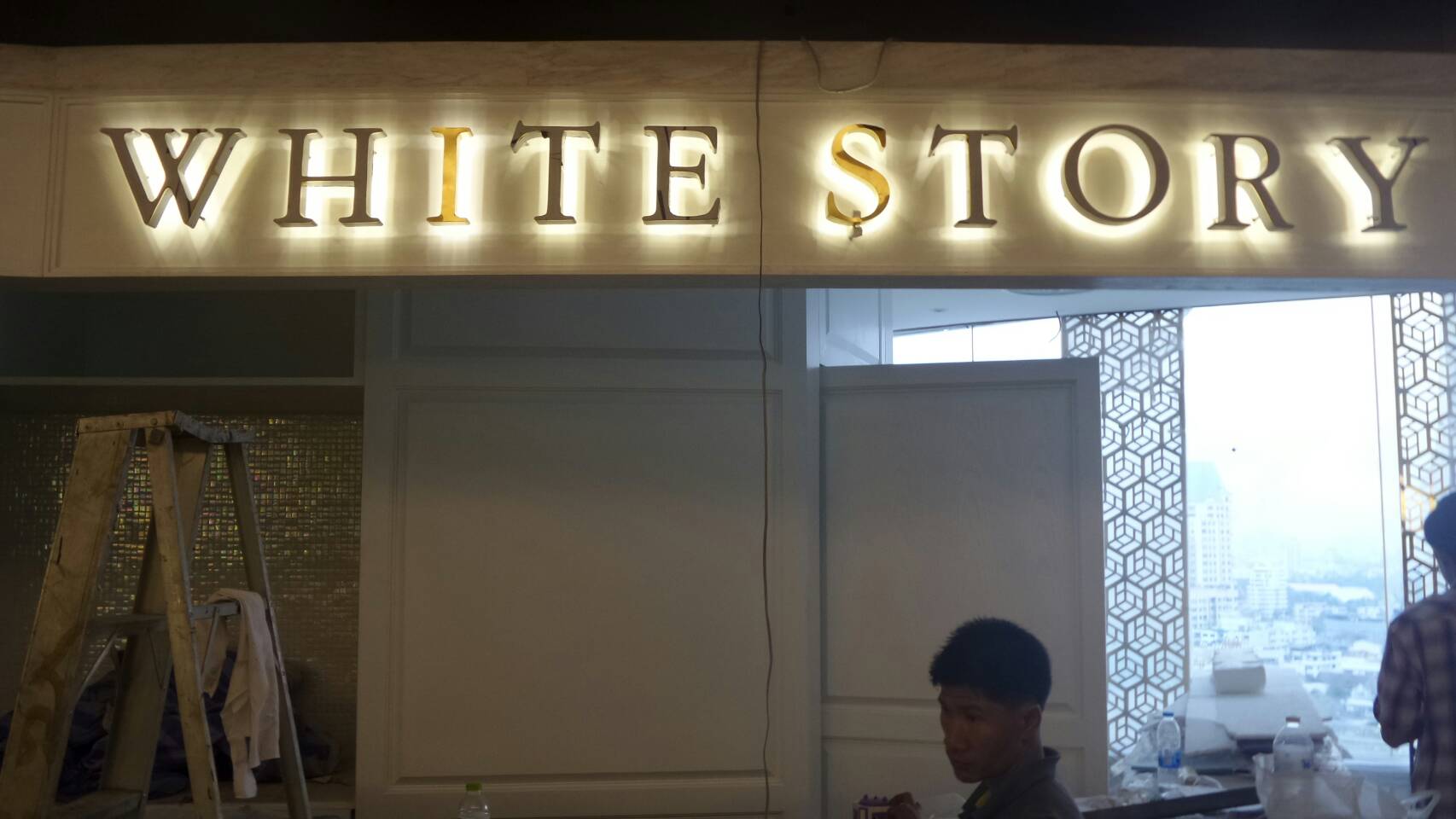 ป้ายชื่อร้าน WHITE STORY