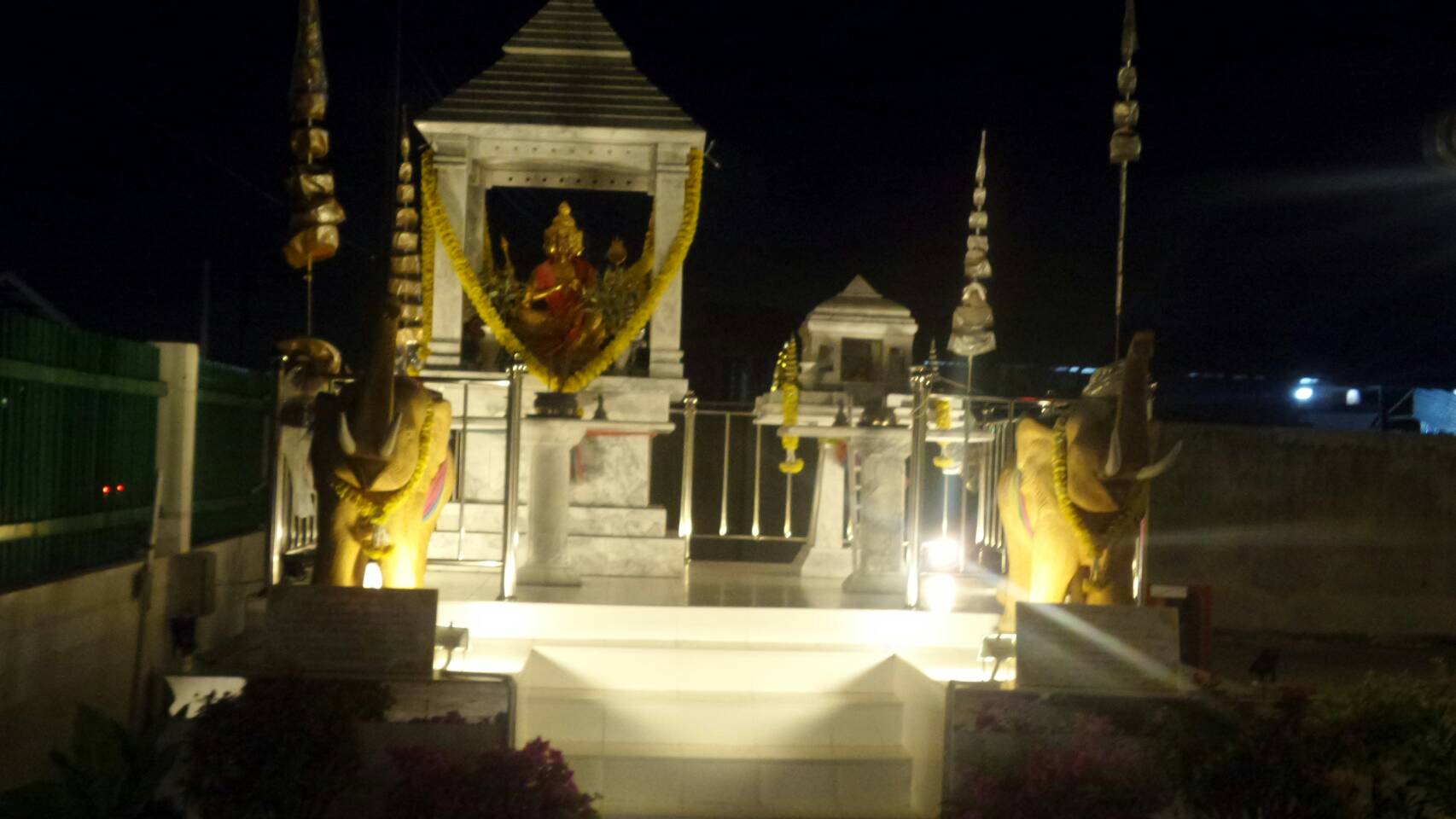 ไฟส่องสว่างศาลพระภูมิ โซล่าเซลล์