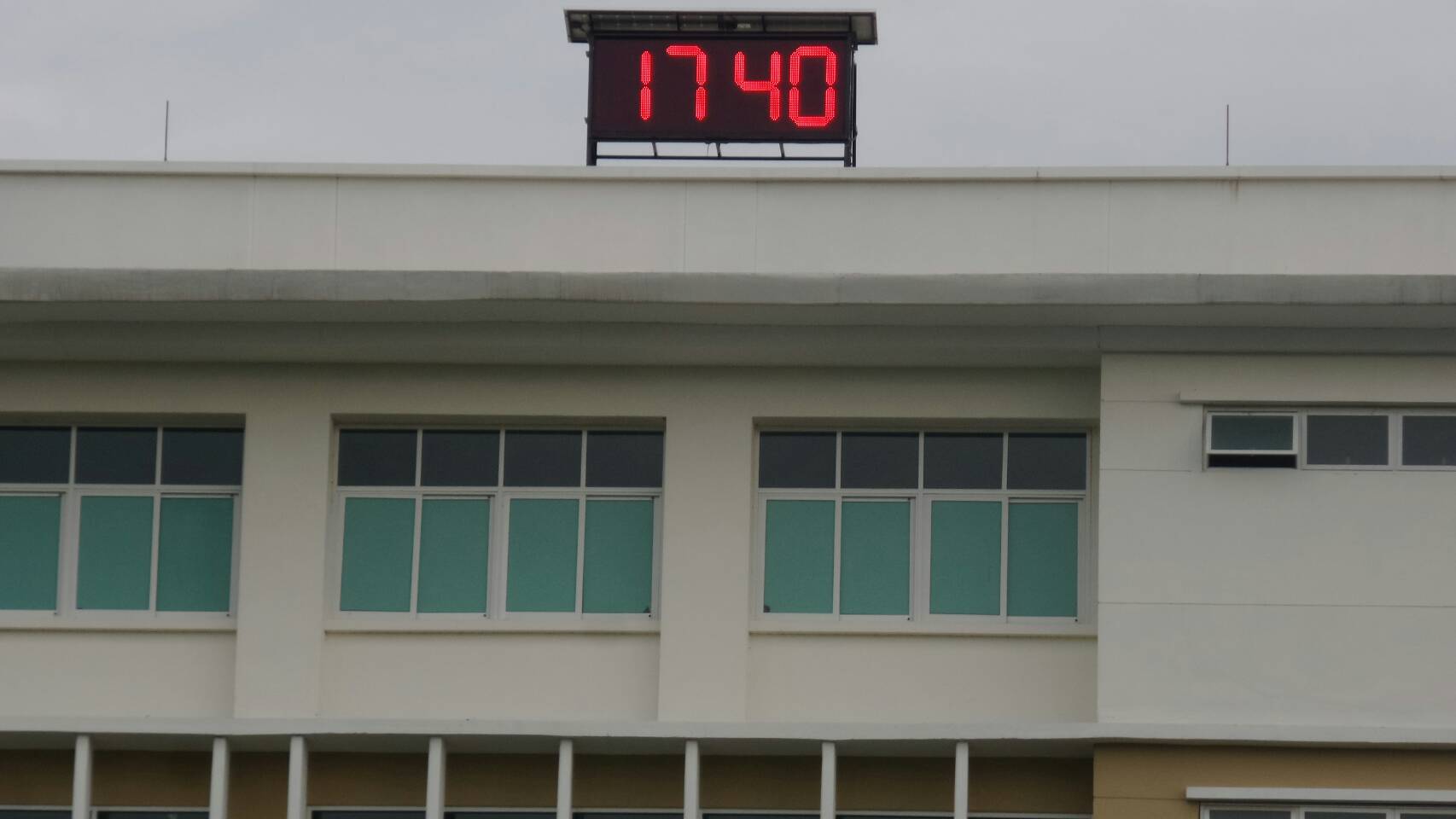ติดตั้งนาฬิกาโซล่าเซลล์ขนาดใหญ่